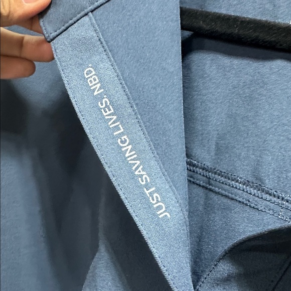 NWT FIGS Women's Dark Harbor Rafaela Oversized Scrub Top - Picture 7 of 8